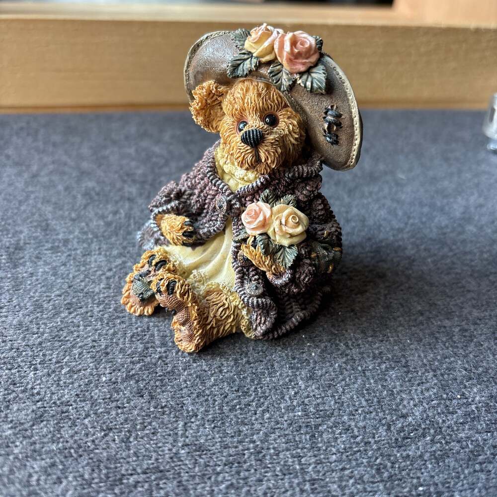 Boyds Bears Mrs. Tuttle...Stop & Smell the Roses Style #228315 vintage figurine